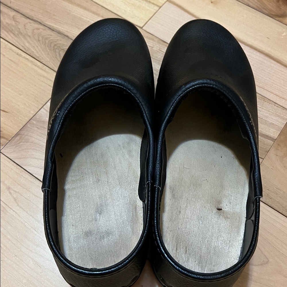 Strovels 304 Black Leather Clogs - Picture 7 of 16
